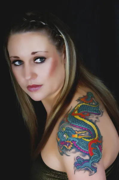 Kvinna med tatueringar Royaltyfria Stockbilder