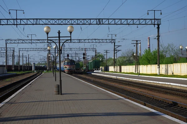 Elektryczny pociąg przyjechał na stację — Zdjęcie stockowe