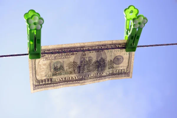 Doları banknot bir kordon üzerinde asılı — Stok fotoğraf
