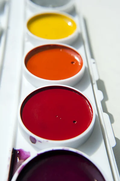 Colorida paleta de acuarelas. cuadro de pinturas en gris — Foto de Stock