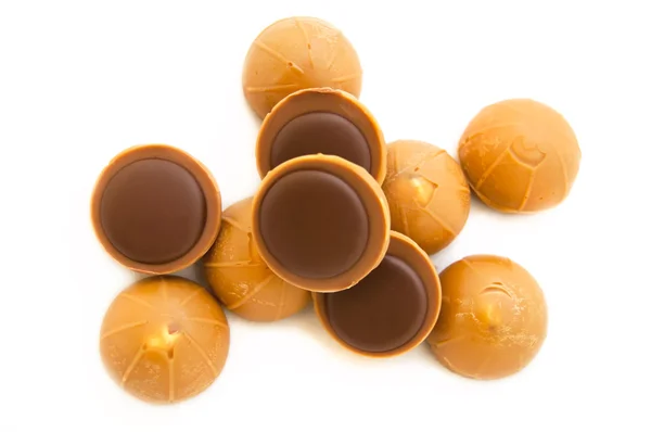 Schokolade gefüllt Karamell-Toffee isoliert auf weißem Hintergrund — Stockfoto