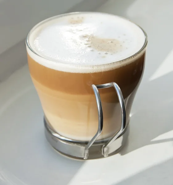 Cappuccino, egy üveg pohár Stock Kép