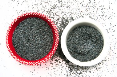 beyaz zemin üzerine iki tabak içinde haşhaş tohumu