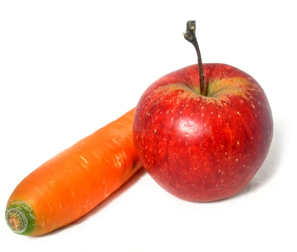 Manzana roja y zanahoria aisladas sobre fondo blanco —  Fotos de Stock