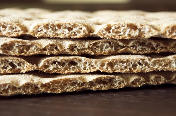 Vier braune Cracker auf weißem Hintergrund, Diät — Stockfoto