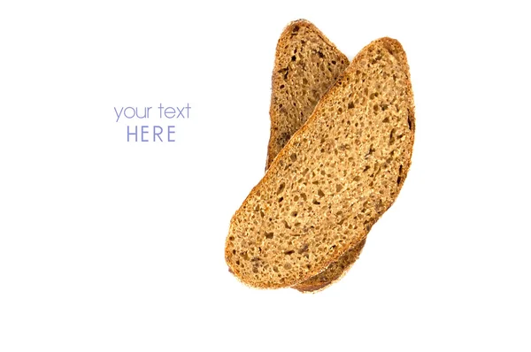 Frisch gebackenes braunes Brot vor weißem Hintergrund — Stockfoto