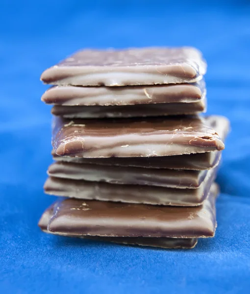 Pezzi di cioccolato su blu — Foto Stock