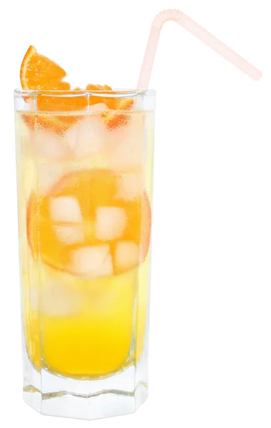 Cocktail com cubos de gelo . — Fotografia de Stock