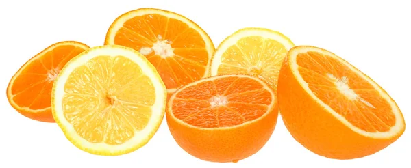 Szeletelt narancs, citrom és mandarin elszigetelt — Stock Fotó