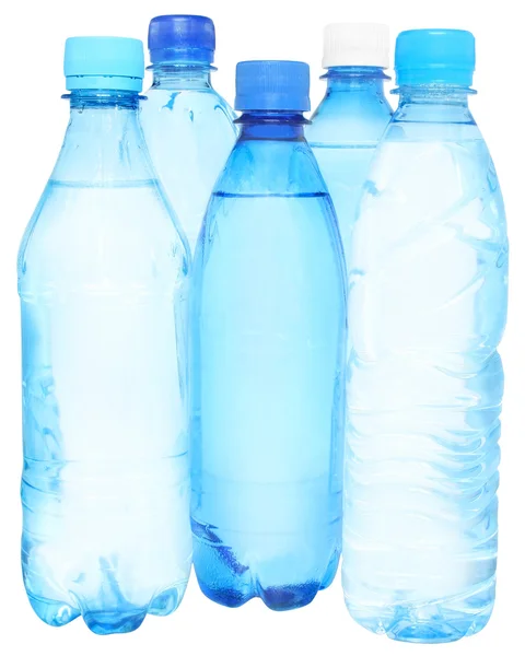 Flessen met water geïsoleerd. — Stockfoto