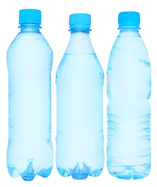 Tre flaskor med vatten som isolerade. — Stockfoto