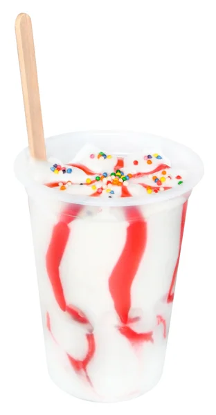分離されたプラスチック製のコップのアイスクリーム. — ストック写真