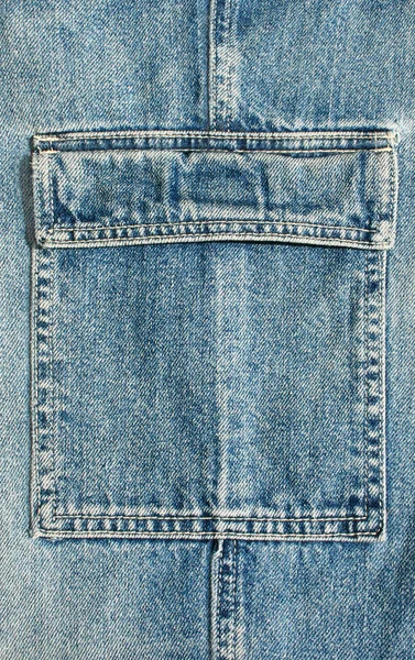 Большой карман на синих джинсах — стоковое фото