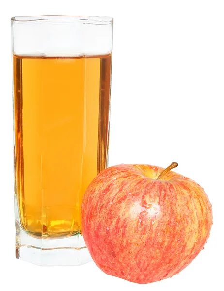 Glas mit Saft und vollem Apfel auf weißem Hintergrund. — Stockfoto