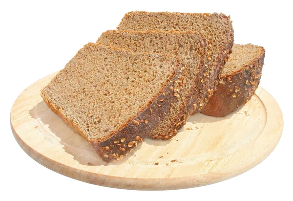 Skivat bröd på en skärbräda som isolerade — Stockfoto
