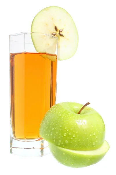 Vidro com suco de maçã e maçã seção isolada — Fotografia de Stock