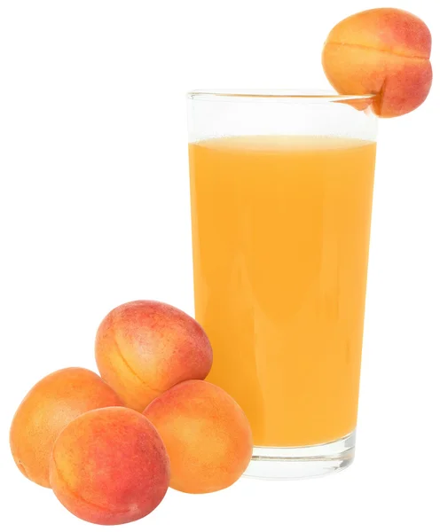 Een glas abrikoos SAP met hoop van abrikozen. — Stockfoto