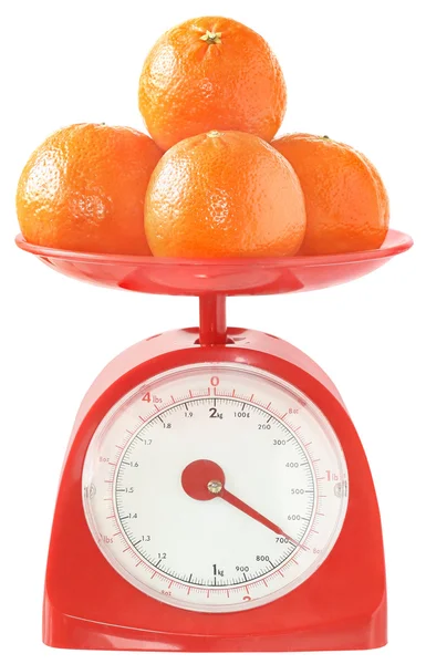 Mandarinen auf Küchenwaage. — Stockfoto