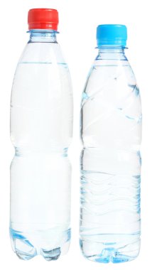iki şişe su ile.