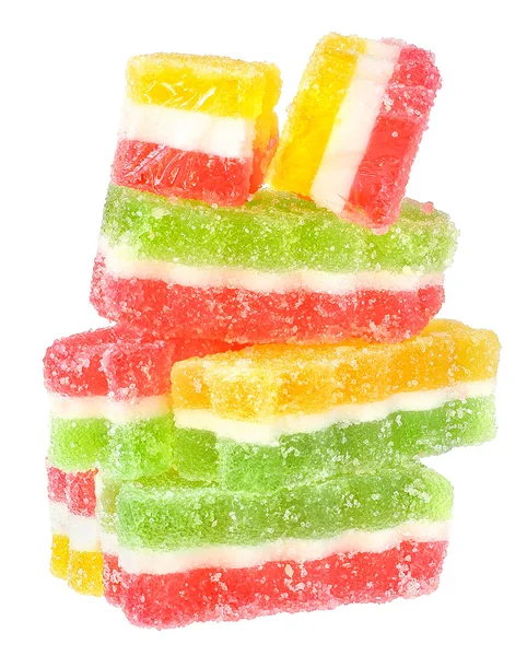 Wieża kolorowe cukierki owocowe na białym tle — Zdjęcie stockowe