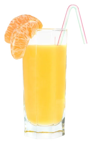 Un bicchiere di succo di mandarino con una cannuccia e fette di mandarino — Foto Stock