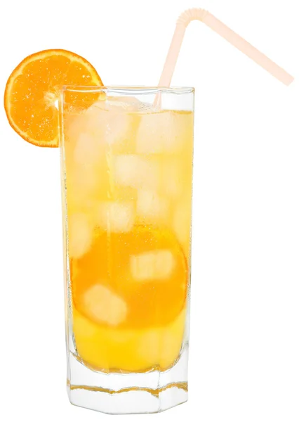 Cocktail med isbitar. — Stockfoto