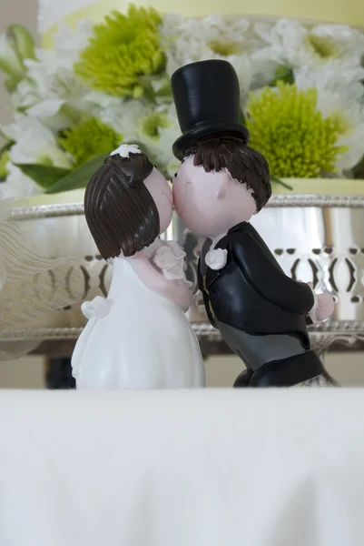 Kissing bride and groom figurines — Stock Photo, Image