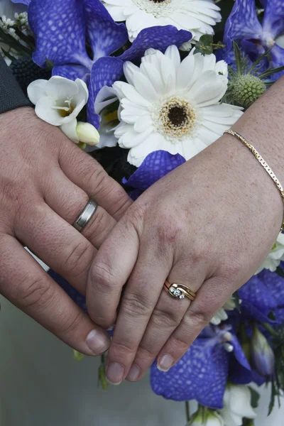 Anéis de casamento e buquê de flores — Fotografia de Stock