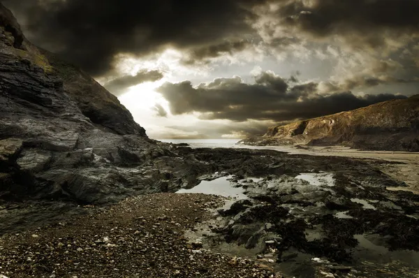 Dramático paisaje de playa rocosa Fotos de stock libres de derechos