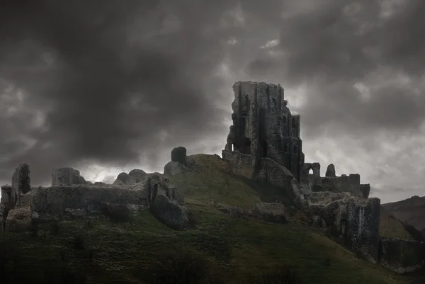 城堡废墟上的乌云 — 图库照片