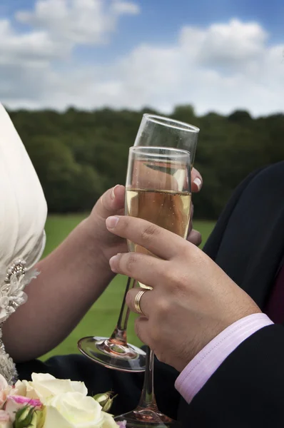 Brautpaar mit Champagner — Stockfoto