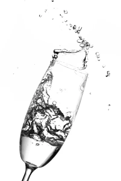 Spruzzi d'acqua da un bicchiere di champagne — Foto Stock