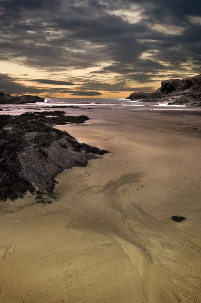 Paisagem de praia dramática com rochas — Fotografia de Stock