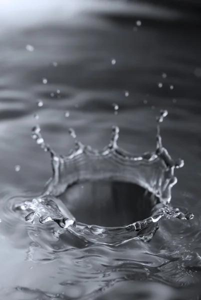 Vatten crown skapad av en droppe vatten — Stockfoto
