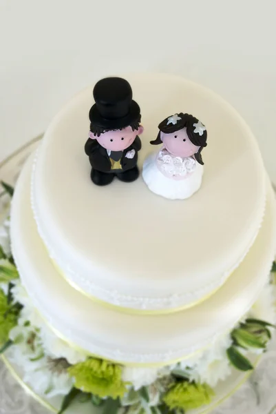 Весільний торт і статуетки — стокове фото
