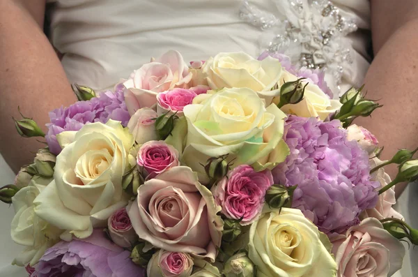 Sposa e mazzo di fiori Fotografia Stock