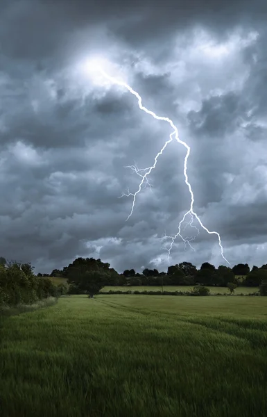 Удар молнии по полевым ландшафтам Стоковое Фото