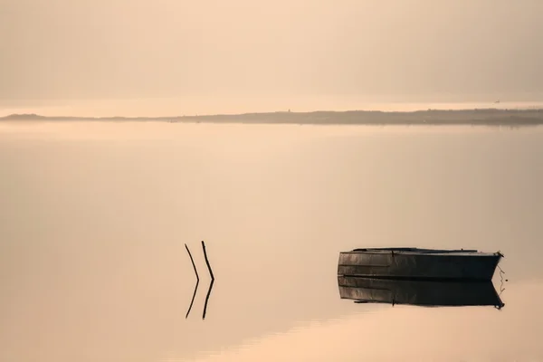 Река, лодка — стоковое фото