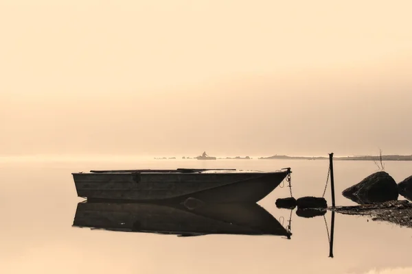 Річка, човен — стокове фото