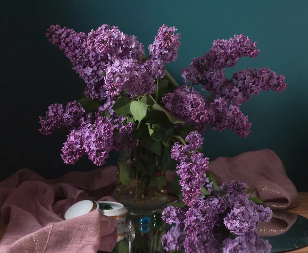 Stilleben med lila blommor — Stockfoto