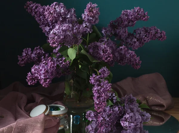 Натюрморт з бузковими квітами — стокове фото