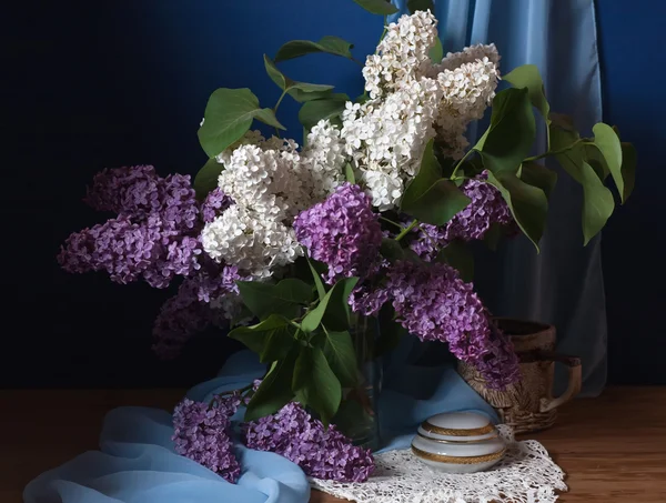 Eflatun çiçekli natürmort — Stok fotoğraf