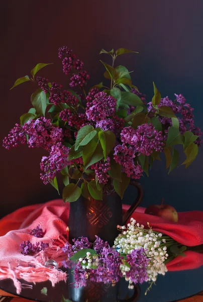 Eflatun çiçekli natürmort — Stok fotoğraf