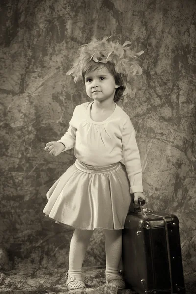 スーツケースと孤独な少女 — ストック写真