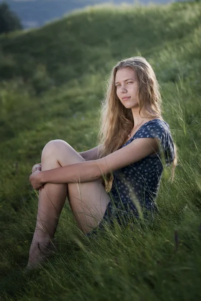 Femme en plein air — Photo