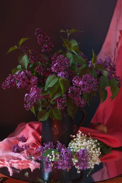 Bodegón con flores lila — Foto de Stock