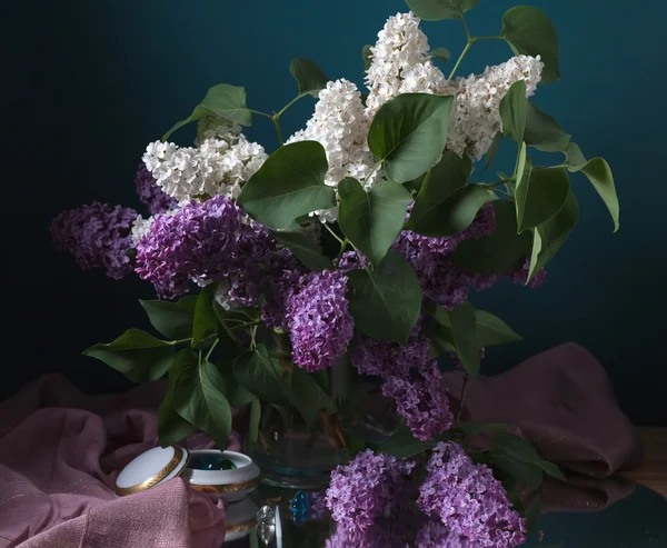 Natura morta con fiori lilla — Foto Stock