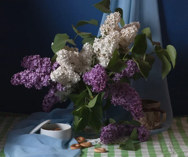 Натюрморт з бузковими квітами — стокове фото