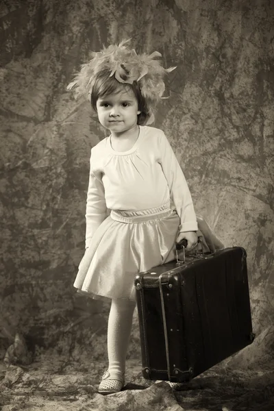 孤单的小女孩带着手提箱 — 图库照片