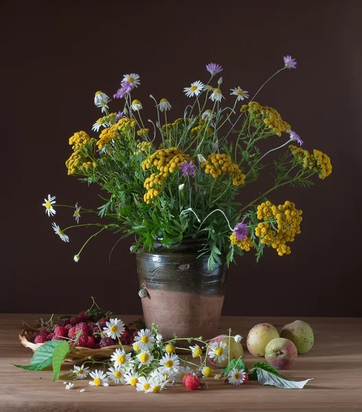 Natura morta di campo di fiore — Foto Stock